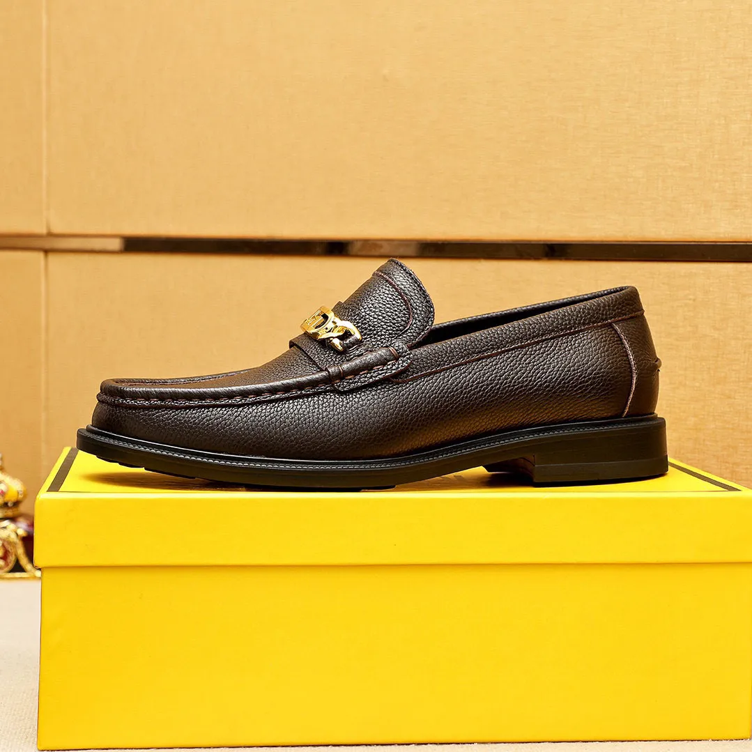 Men's shoes 💰460 💐 Product trademark: FENDI [Fendi] casual leather shoes Regular size: 38-44 (45🉑️customized) Product materials: Selected imported first-layer pebbled cowhide leather upper + luxury hardware buckle, imported cowhide lining. Strong three-dimensional visual effect, rubber outsole Color: 3⃣️colors available